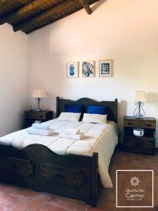 1 dormitorio con 1 cama grande y 2 mesitas de noche en Quinta do Carmo en São Brás de Alportel