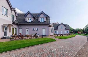 a row of houses with a brick driveway at Dom Gościnny Lider in Niechorze