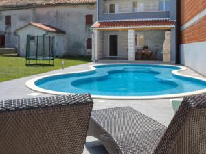Bazén v ubytování Holiday Home Mario 2 by Interhome nebo v jeho okolí