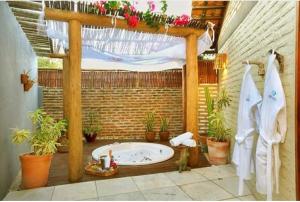 莫塔斯海灘的住宿－Canoé Brasil，浴室配有带盆栽植物的浴缸