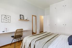 A bed or beds in a room at Urban 2BD Apartment in Koukaki by UPSTREET