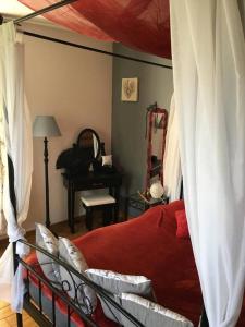 Ліжко або ліжка в номері Gîte "L'échappée amoureuse et féérique"