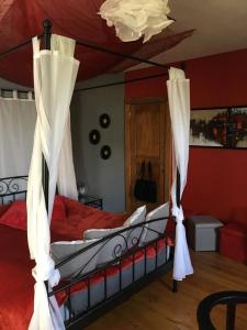 1 dormitorio con 1 cama con dosel en Gîte "L'échappée amoureuse et féérique", en Paliseul