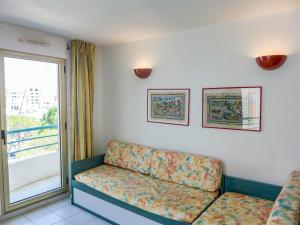 - un salon avec un canapé et une fenêtre dans l'établissement Apartment L'Open-10 by Interhome, à Fréjus