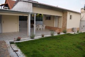 dom z patio ze stołem i krzesłami w obiekcie R apartment w mieście Artemida