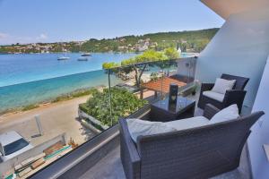 d'un balcon avec des chaises et une vue sur la plage. dans l'établissement Hotel Paradise Punta, à Nečujam
