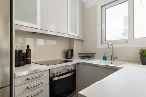 A kitchen or kitchenette at Urban 2BD Apartment in Koukaki by UPSTREET