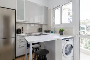 A kitchen or kitchenette at Urban 2BD Apartment in Koukaki by UPSTREET