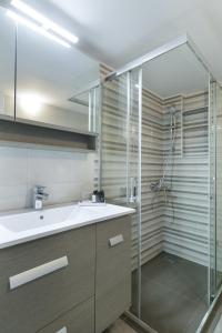 A bathroom at Urban 2BD Apartment in Koukaki by UPSTREET