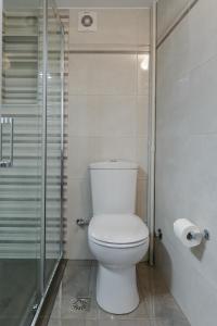 Ванная комната в Urban 2BD Apartment in Koukaki by UPSTREET