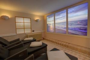 a waiting room with two couches and a view of the ocean at Abaluga 4A in Wenningstedt