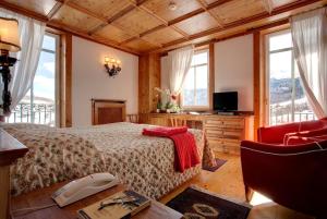 Телевизор и/или развлекательный центр в Hotel Cortina