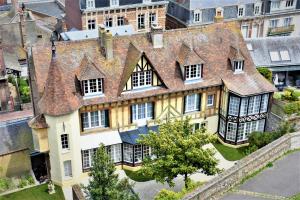 迪耶普的住宿－Villa Castel Chambres d'hôtes B&B，享有带屋顶的大房子的空中景致