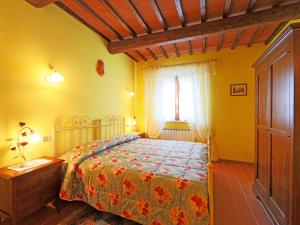 un dormitorio con una cama y una ventana en Holiday Home Villetta La Ginestra by Interhome, en La Collina 16 fotos más