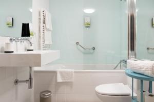Un baño de Casas do Teatro
