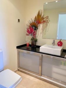 La salle de bains est pourvue d'un lavabo et d'un miroir. dans l'établissement Villa with swimming pool in Golf Resort, à Torres Vedras