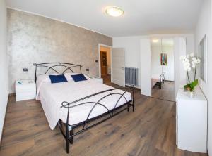 una camera da letto con un letto grande con cuscini blu di S. Antonio Apartment a Lezzeno