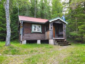a small cabin in the middle of a forest at Liten timmerstuga i Sälen in Sälen