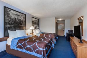 Tempat tidur dalam kamar di Super 8 by Wyndham Cobleskill NY