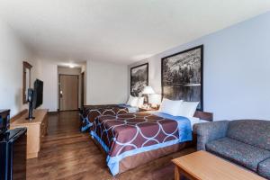 Televisi dan/atau pusat hiburan di Super 8 by Wyndham Cobleskill NY