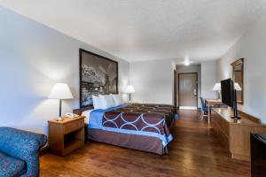 Tempat tidur dalam kamar di Super 8 by Wyndham Cobleskill NY