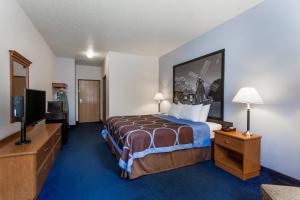 Tempat tidur dalam kamar di Super 8 by Wyndham Cobleskill NY