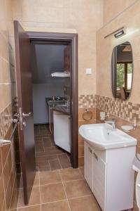 Ένα μπάνιο στο Jovan Apartments