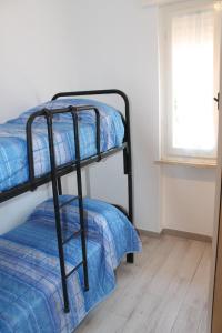 two bunk beds in a room with a window at Le tre caravelle S Maria a soli 150m dal mare -WI-FI in Marina di Castagneto Carducci