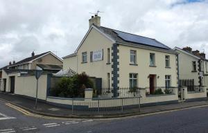 un edificio blanco al lado de una calle en Rose Park House, en Derry Londonderry