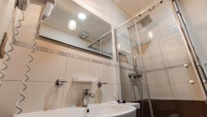 uma casa de banho com um lavatório e um espelho em Hotel Palazzo Giancola em San Severo