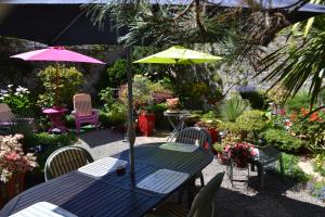 una mesa y sillas con sombrilla y flores en Quimper Centre, en Quimper