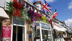 una tienda con flores al lado de un edificio en The Beverley Hotel, en Blackpool