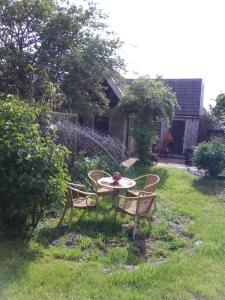 een tafel en twee stoelen in een tuin bij Tinyhouse op Terschelling in Hoorn