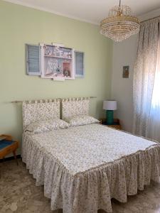 Giường trong phòng chung tại Affittacamere Serravalle Shopping