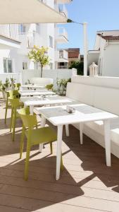 une rangée de tables et de chaises sur un balcon dans l'établissement R2 Bahia Cala Ratjada - Adults Only, à Cala Ratjada