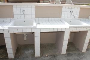 ein Badezimmer mit zwei Waschbecken unter einer Theke in der Unterkunft Le tre caravelle S Maria a soli 150m dal mare -WI-FI in Marina di Castagneto Carducci