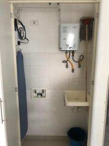 a bathroom with a toilet and a sink at Apartamento cómodo en la ciudad bonita in Bucaramanga