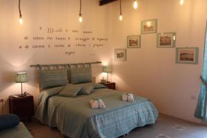 una camera con un letto con un citofono sul muro di Dimora Via Col Vento a Napoli