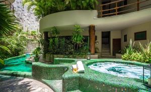 Bazén v ubytování Maya Villa Condo Hotel and Beachclub nebo v jeho okolí