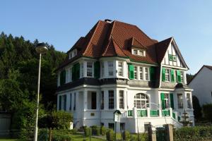 duży biały dom z brązowym dachem w obiekcie Villa Biso w mieście Solingen
