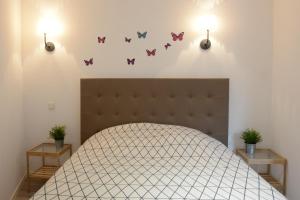ディエップにあるL'Ombre Dieppoiseのベッドルーム1室(蝶が壁に描かれたベッド1台付)