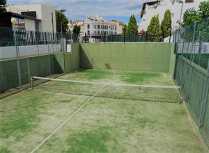 Tenis alebo squash v ubytovaní Residencial Parque Azahar ll alebo jeho okolí