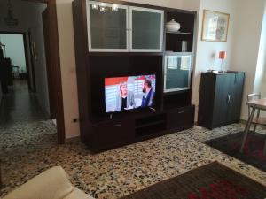 Televízia a/alebo spoločenská miestnosť v ubytovaní Guglielmo