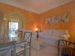salon z kanapą i stołem w obiekcie Apartment Il Litorale by Interhome w mieście Forte dei Marmi