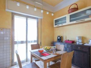 kuchnia z drewnianym stołem i jadalnią w obiekcie Apartment Il Litorale by Interhome w mieście Forte dei Marmi +18 zdjęć