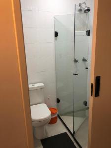 Um banheiro em Artsy Vitoria Hostel