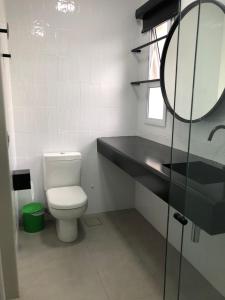 Um banheiro em Artsy Vitoria Hostel