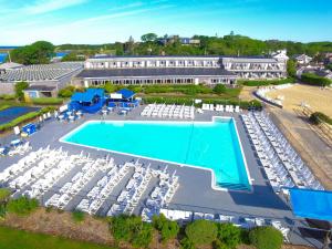 widok z lotu ptaka na ośrodek z basenem i krzesłami w obiekcie Provincetown Inn w mieście Provincetown