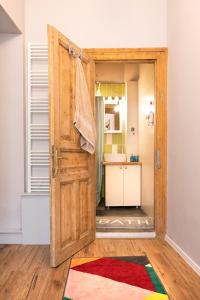 クルジュ・ナポカにあるManiu Homeのバスルーム(シンク付)への開放ドア