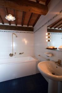 Ett badrum på Agriturismo Borgo dei Ricci